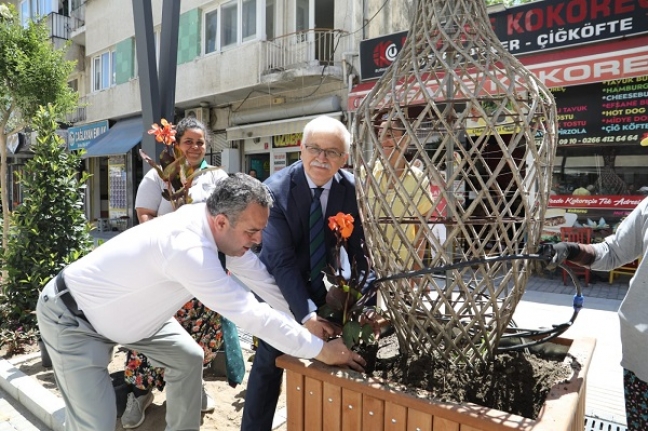 Burhaniye caddeleri ile çiçek açtı