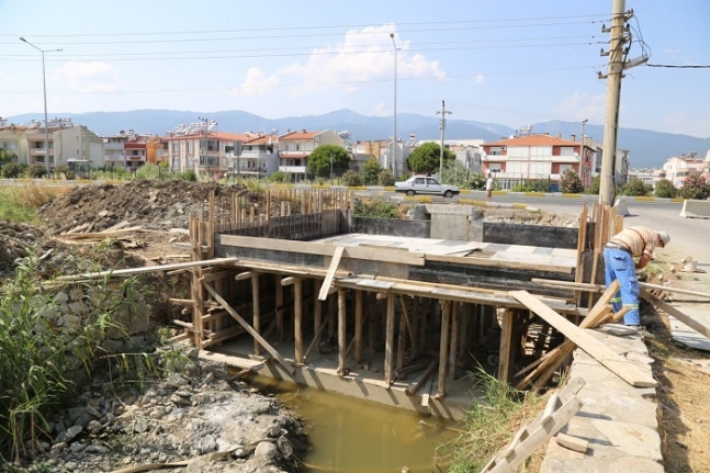 Edremit Belediyesi'nden Pina Deresi'ne yeni köprü