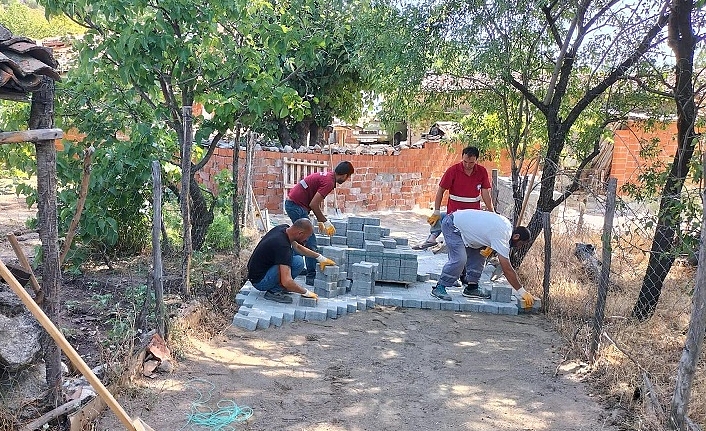 Kırsalda Sokaklarda Parke Taş ile Örülüyor