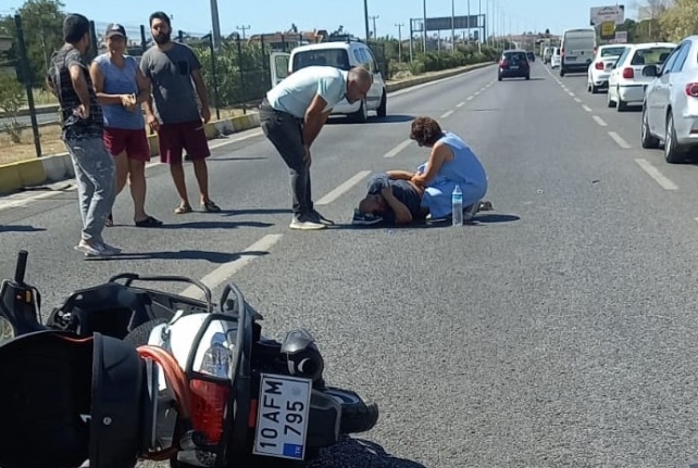 Edremit'te motosiklet kazasında sürücünün yardımına çevredekiler koştu  