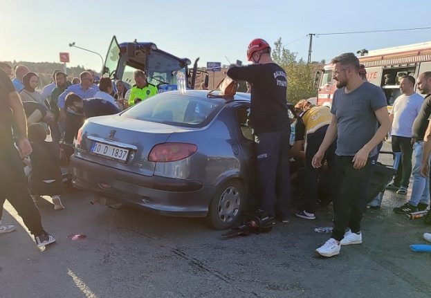 Balıkesir- Edremit yolunda traktör ve araç çarpıştı