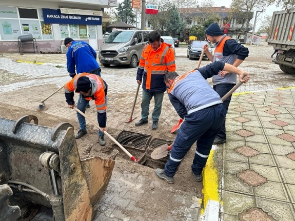 Bandırma'da yağmurun yaraları sarılyor