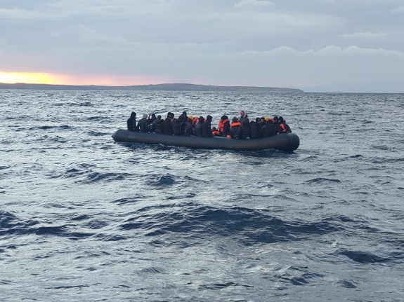 Ayvalık’ta 47 göçmen Sahil Güvenlik’ten kaçamadı