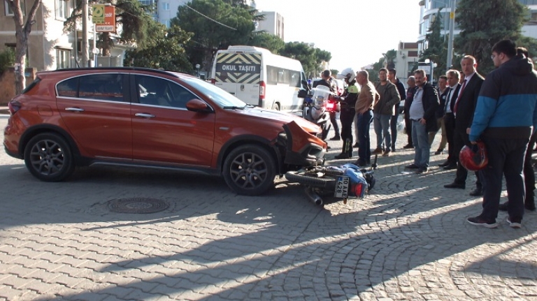 Burhaniye de otomobille motosiklet çarpıştı bir yaralı