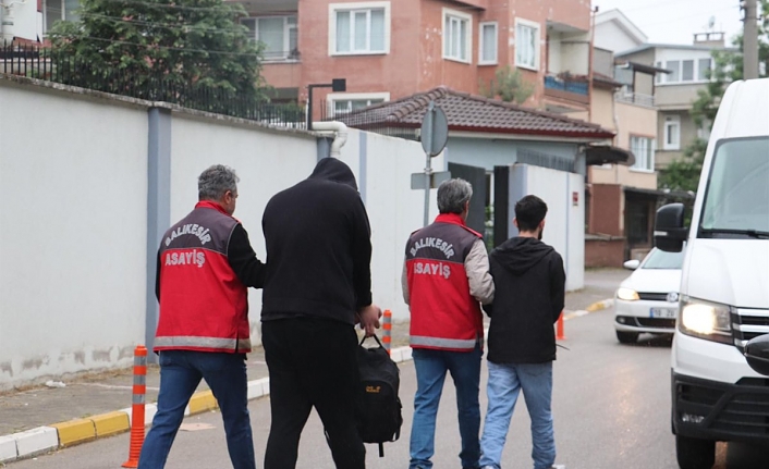 İnternetten dolandırıyorlardı. Balıkesir'de oto yedek parça ve villa dolandırıcıları polise yakalandı