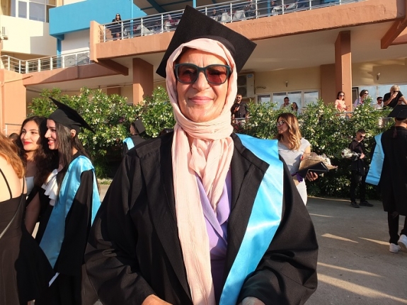 Burhaniye'de 5 çocuk annesinin diploma sevinci