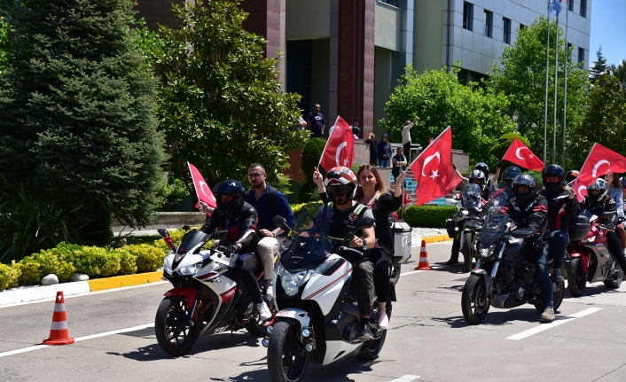 Motor severler, Balıkesir Üniversitesinde bayrak sürüşünde ve söyleşide bulundu