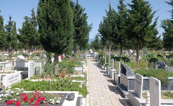 Burhaniye'de bayram öncesi mezarlık temizliği