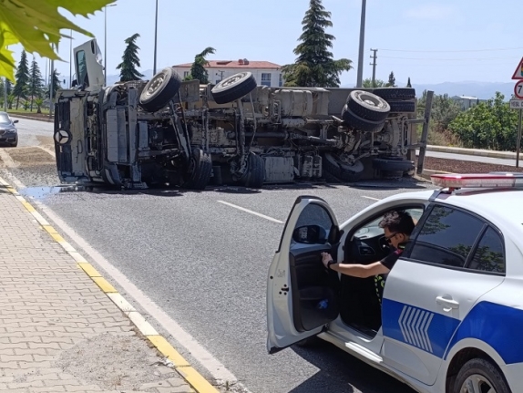 Edremit’te lastiği patlayan TIR karayolunu trafiğe kapattı