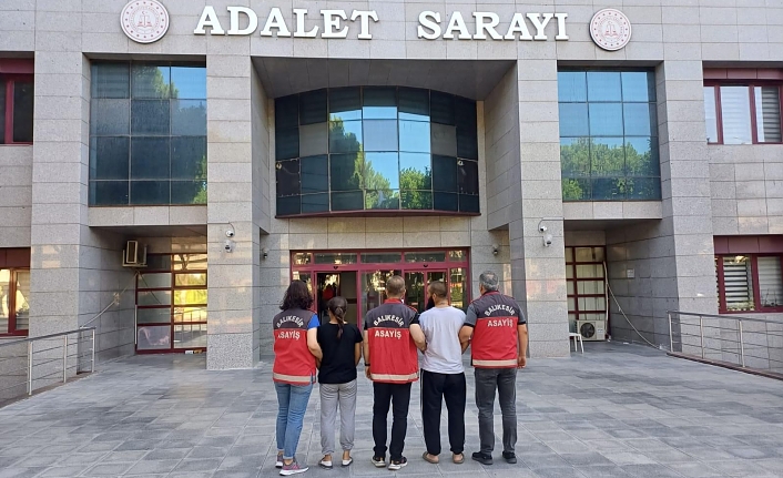 Balıkesir’de Burdur’dan çaldıkları öne sürülen otomobil ile yakalanan zanlılar tutuklandı