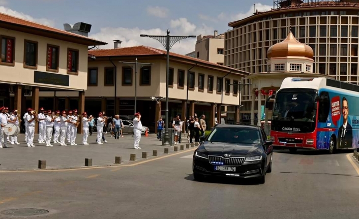 CHP Genel Başkanı Özgür Özel, Balıkesir'de bando merasimi ile karşılandı