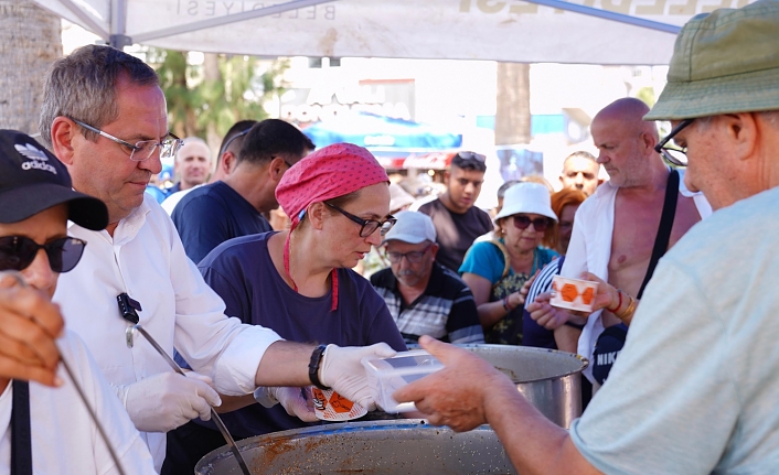 Dört bin kişiye aşure dağıtıldı