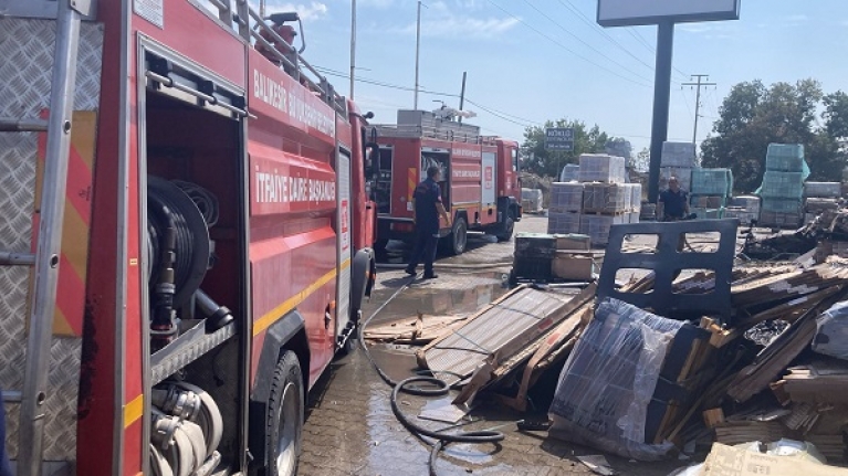 Ayvalık'ta yol kenarındaki yangın seramik deposuna sıçradı