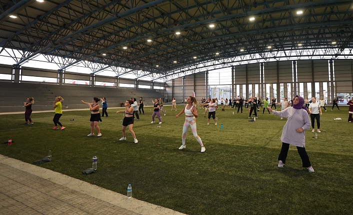 Kadınlar, Büyükşehir’in kurslarında Zumba yapıyor