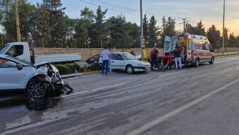 Altıeylül'de araçlar çarpıştı: Sıkışan kişinin yardımına itfaiye ekipleri koştu