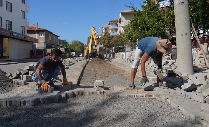 Burhaniye'de yollar yenileniyor