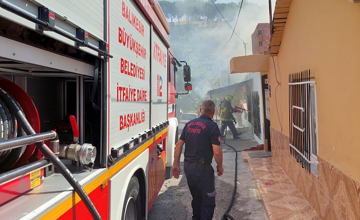 Edremit'te yangın mahalleyi duman altında bıraktı