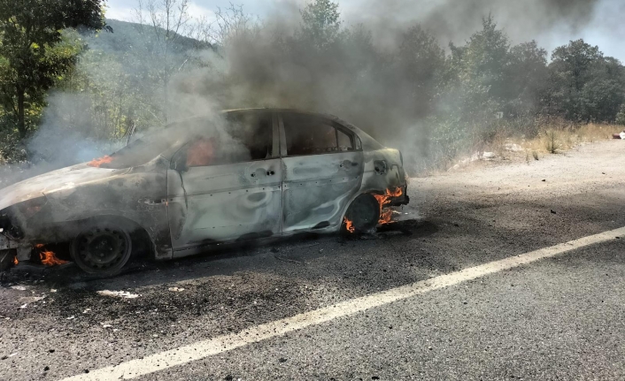 Havran’da yanan araç ormanıda yaktı