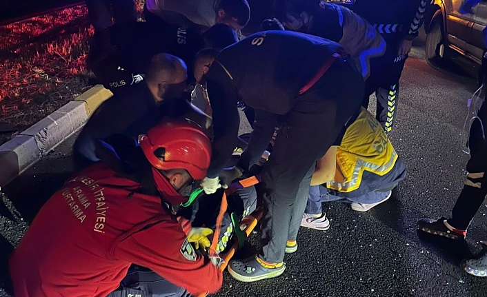 Ayvalık'ta trafik kontrolü yapan polis otosuna araç çarptı