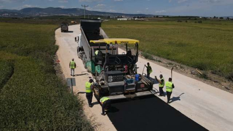 Balıkesir’de büyükşehir çalışıyor, yollar güzelleşiyor