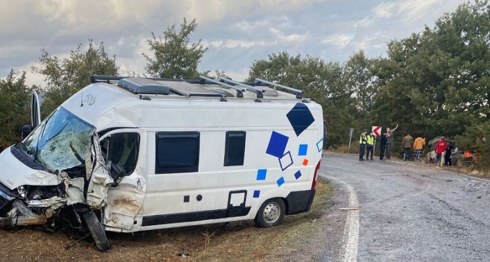 Balya'da biri yabancı plakalı minibüsler çarpıştı: 8 yaralı