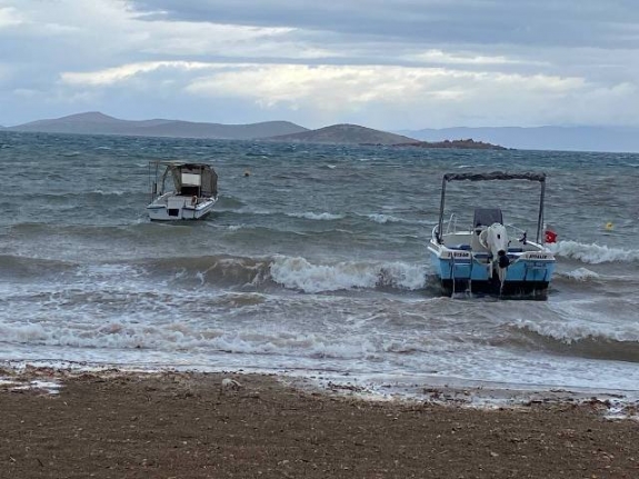 Ayvalık’ta şiddetli lodos etkili oldu