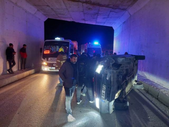 Edremit’te otomobilin yan döndüğü kazada, 2 kişi yaralandı