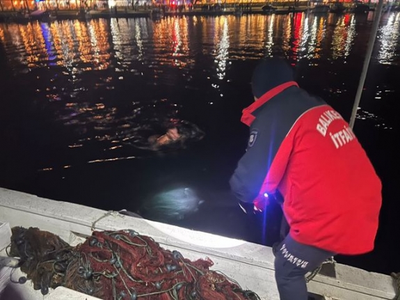 Erdek'te gece denize giren kişiyi, itfaiye çıkardı