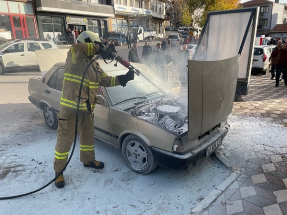 Savaştepe’de park halindeki otomobilde yangın çıktı