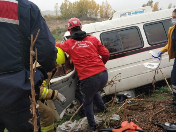 Susurluk’ta çalıntı minibüs kaza yaptı, yaralandı