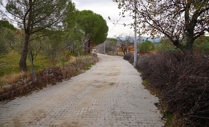 Ayvalık Belediyesi 4 Kırsal mahalleye 4 bin metrekare kilit parke taşı döşendi