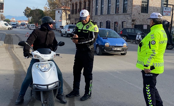 Ayvalık'ta trafik polisi eksik evraklı ve kasksız motosiklet sürücülerine geçit vermiyor