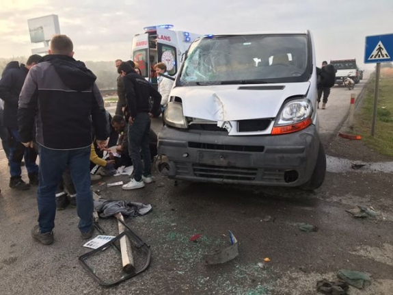 Ayvalık’ta minibüs taş duvara çarptı: 1 yaralı