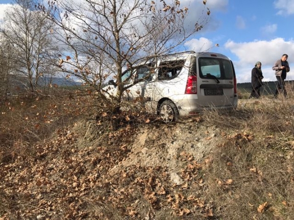 Balıkesir İvrindi’de ticari araç yoldan çıktı