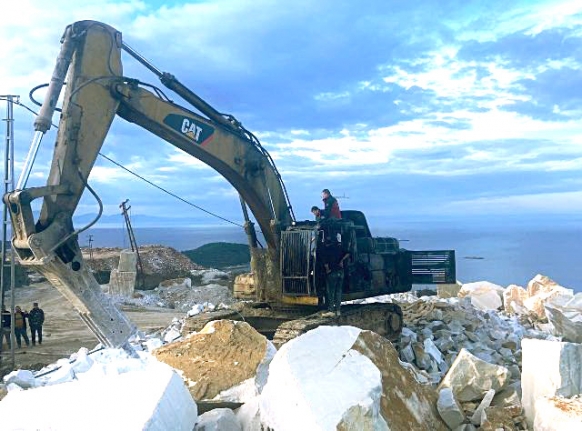 Balıkesir’in Marmara ilçesinde iş makinesi yandı