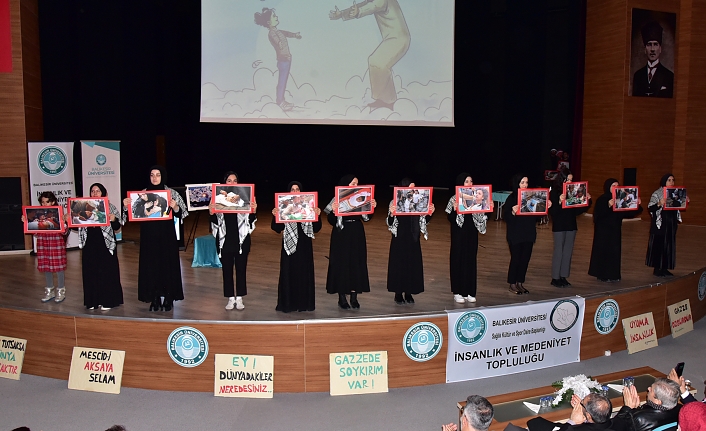 BAÜN’de, çok dilli tiyatro gösterisi ile Filistin'deki acıya dikkat çekildi