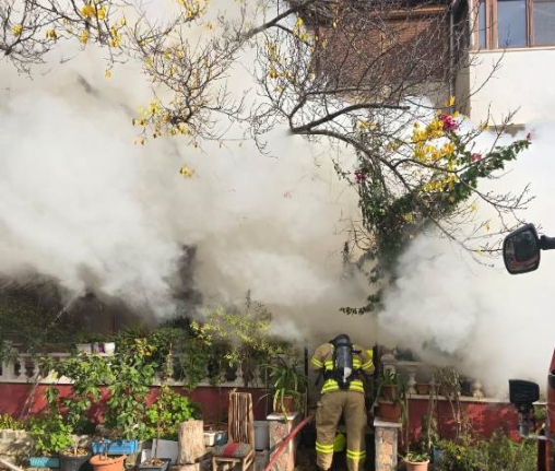 Edremit’te çıkan yangın bir evi harabeye çevirdi