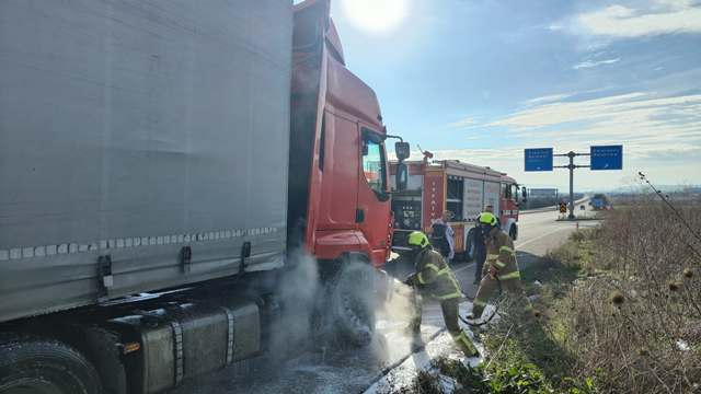 Susurluk’ta Tır lastiği alev aldı