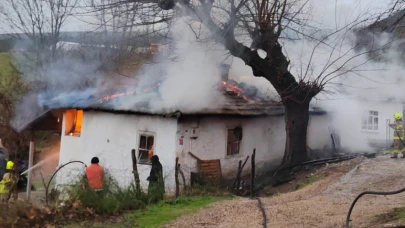 Manyas’ta tek katlı ev alevlere teslim oldu