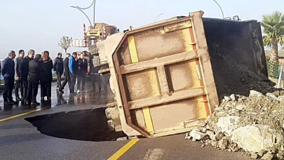 Balıkesir’de yol çöktü kamyon içine düştü