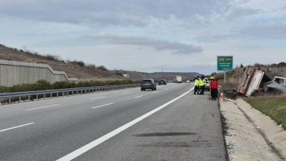 Susurluk’ta tır devrildi, sürücüyü itfaiye ekipleri kurtardı