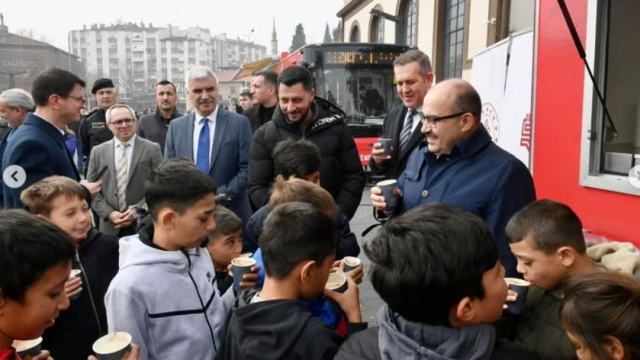 Vali Ustaoğlu’nu çocuklar böyle selamlayarak karşıladılar