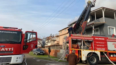 Burhaniye'de Çatı Yangını: İtfaiye Ekipleri Hızla Müdahale Etti