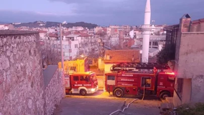 Edremit’te Kaderine Terk Edilen Binada Yangın Çıktı