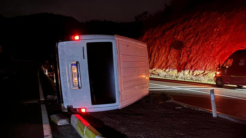 Havran’da Minibüs Orta Refüjde Yan Yattı