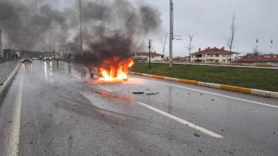 Altıeylül’de kaza sonrası otomobil alev alev yandı