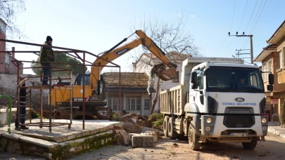 Gömeç Belediyesi, Karaağaç Meydanı'nı yeniliyor