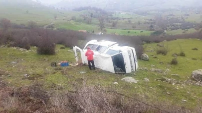 İvrindi’de minibüs kazası: Sürücü kurtuldu, sucuklar dağıldı