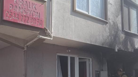 Erdek’te pansiyonda elektrik kontağından yangın çıktı