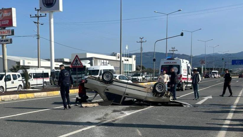 Edremit’te otomobil kaza sonrası kağıt gibi ezildi: 1 yaralı